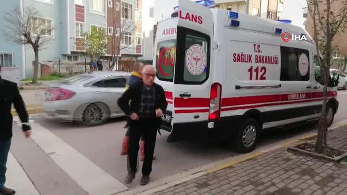 Çatıdaki yosunlar nedeniyle ayağı kayınca aşağıya düştü