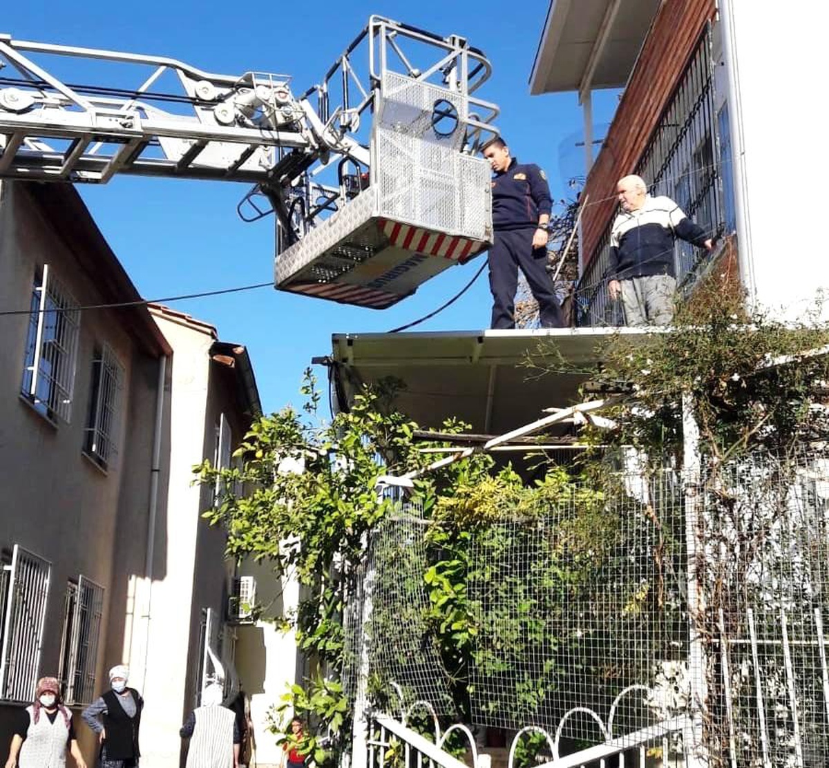 Son dakika haber! Çıktığı çatıdan inemeyince yardımına itfaiye koştu