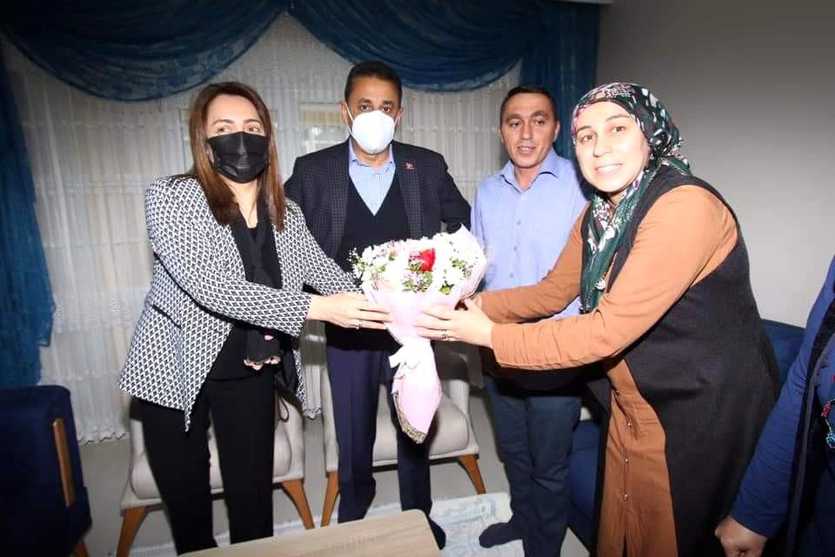 Devlet, sel felaketinde hayatını kaybedenlerin ailelerinin yanında