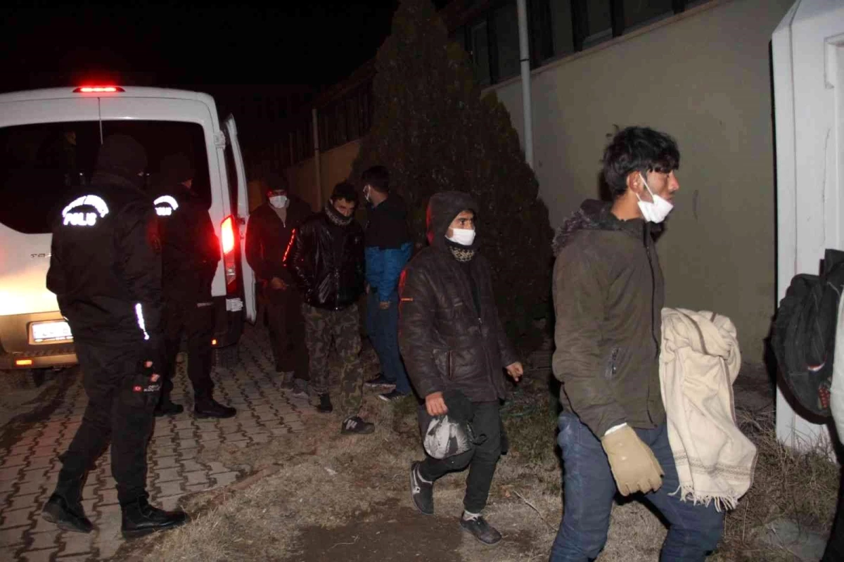 Tırın dorsesinde 56 düzensiz göçmen yakalandı