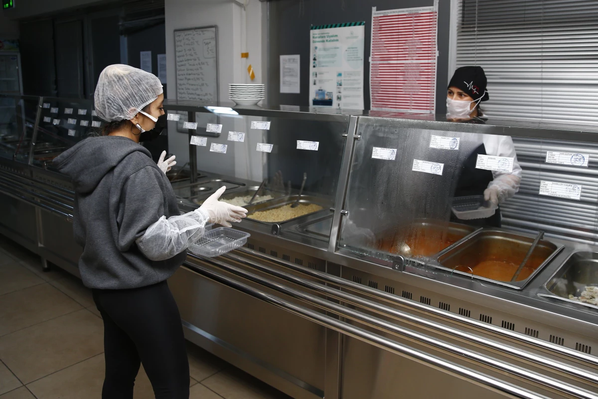 Gönüllü öğrenciler yurttaki fazla yemekleri ihtiyaç sahiplerine ulaştırıyor
