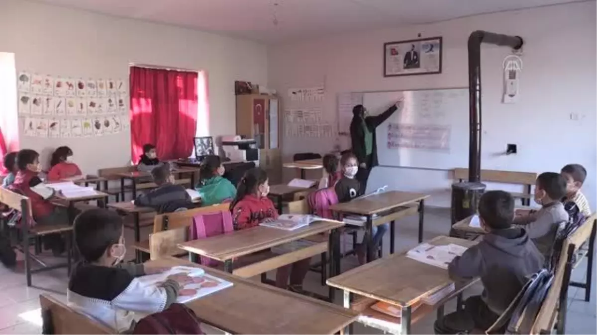 Gönüllü öğretmenler evleri ziyaret edip öğrenci ve velilerle kitap okuyor