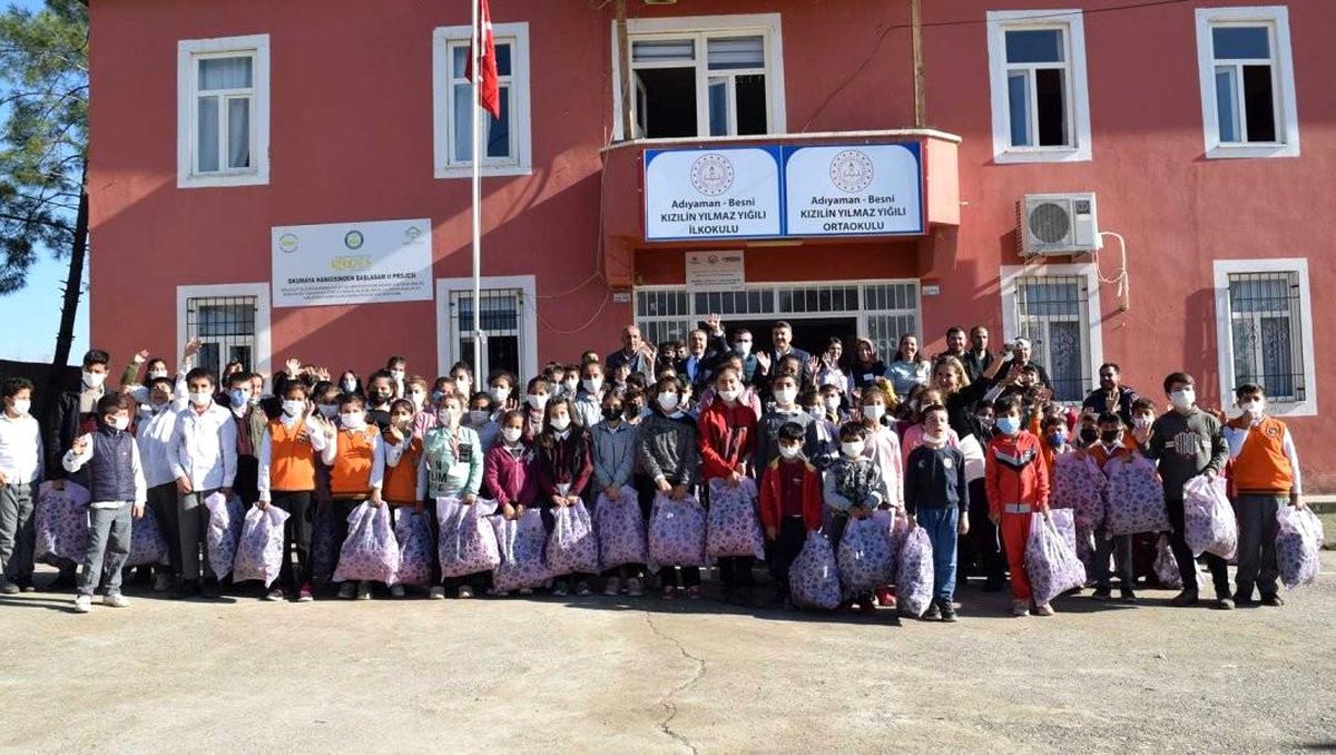 Hayırseverden öğrencilere kıyafet yardımı