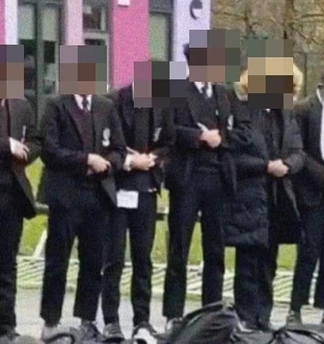 İngiltere'de Müslüman öğrencilere skandal ayrımcılık! Cuma namazını soğukta kılmaya zorlandılar