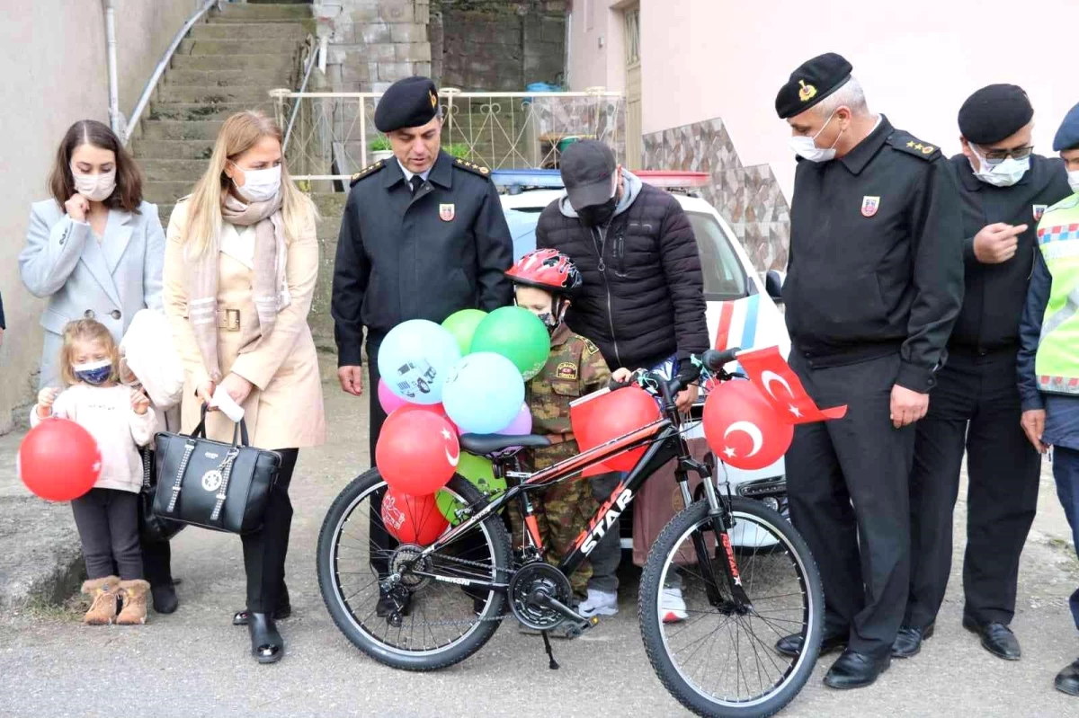 Son dakika haberi... Jandarma Genel Komutanı Çetin\'den jandarma hayranı Mikail\'e bisiklet