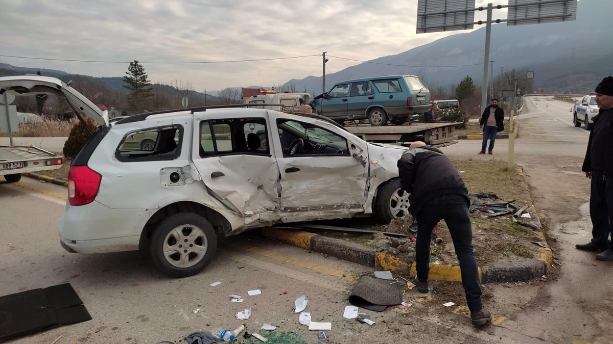 Karabük\'te iki otomobil çarpıştı: 3 yaralı