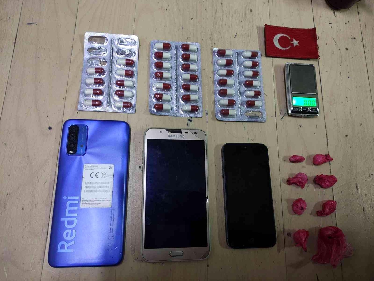 Son dakika haberi | Kasımpaşa\'da kağıt toplayıcı kılığında uyuşturucu satışına bekçi engeli: 3 gözaltı