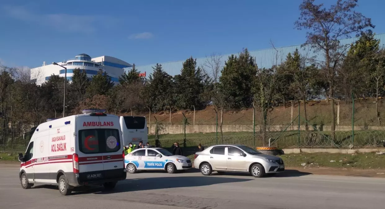 Kocaeli\'de trafik kazasında anne ile kızı yaralandı