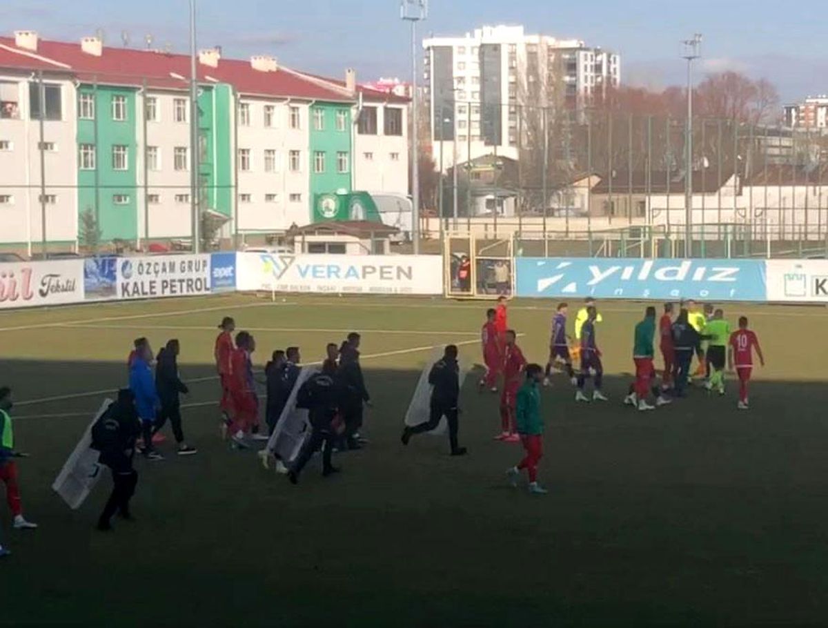 Maçta yumruklar havada uçuştu