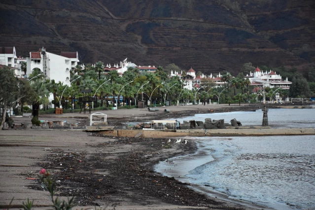 Marmaris'te sağanaktan dolayı dereler taştı, evleri su bastı