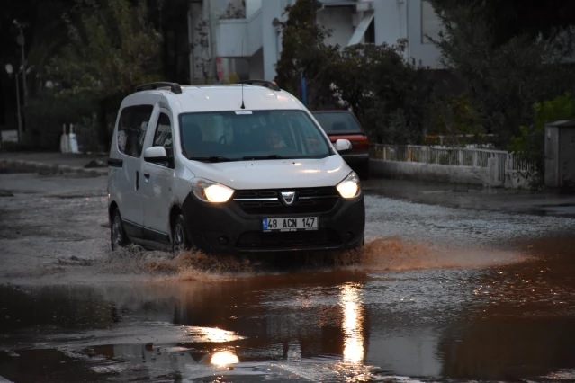 Marmaris'te sağanaktan dolayı dereler taştı, evleri su bastı