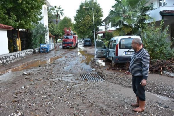 Son dakika haber... Marmaris'te selin zararı gün ağarınca ortaya çıktı