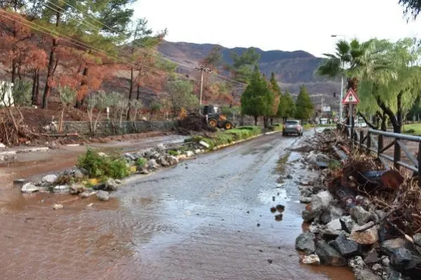 Son dakika haber... Marmaris'te selin zararı gün ağarınca ortaya çıktı