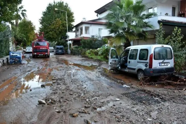 Son dakika haber... Marmaris'te selin zararı gün ağarınca ortaya çıktı