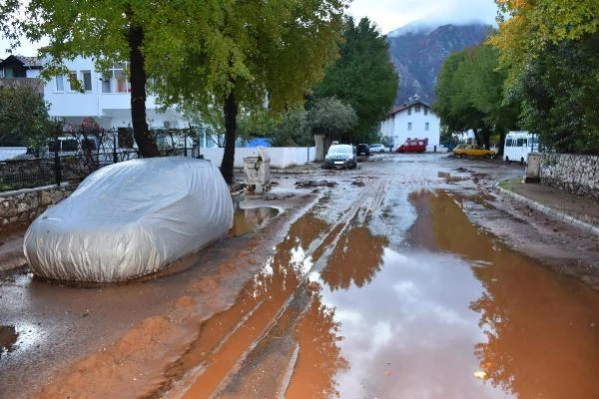 Son dakika haber... Marmaris'te selin zararı gün ağarınca ortaya çıktı