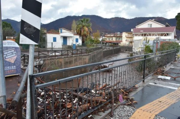 Son dakika haber... Marmaris'te selin zararı gün ağarınca ortaya çıktı