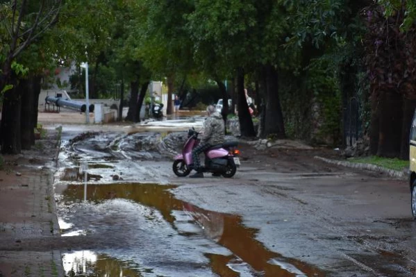 Son dakika haber... Marmaris'te selin zararı gün ağarınca ortaya çıktı