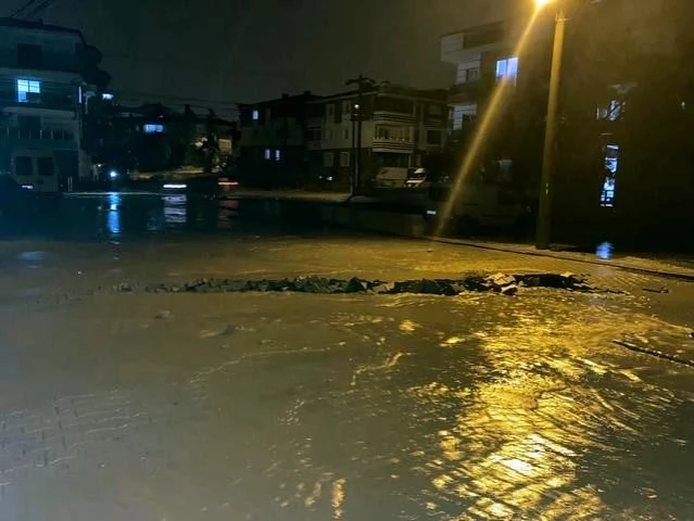 Milas'ta şiddetli yağış, su baskınlarına neden oldu
