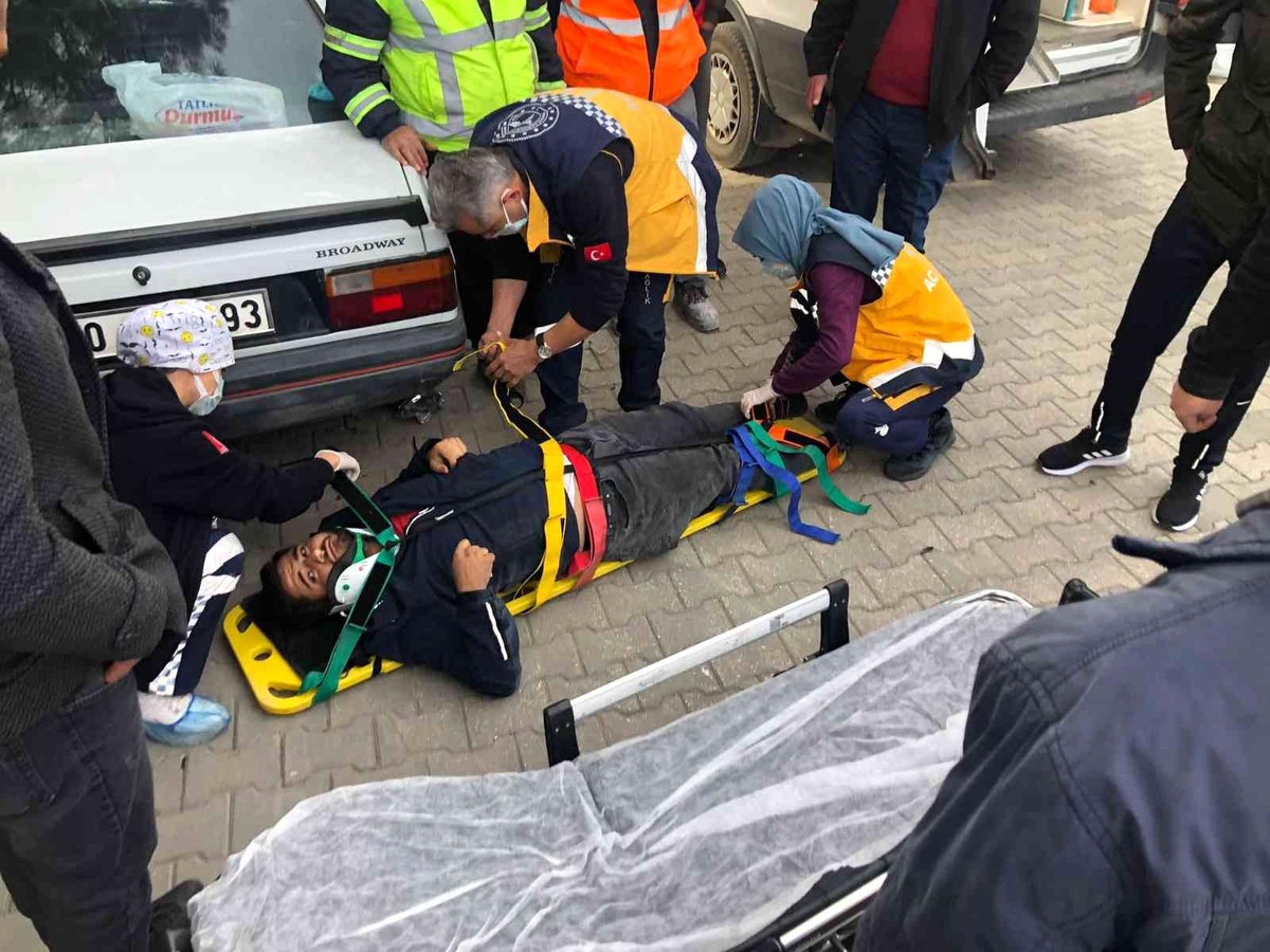 Otomobil ile çarpışan motosikletin sürücüsü yaralandı