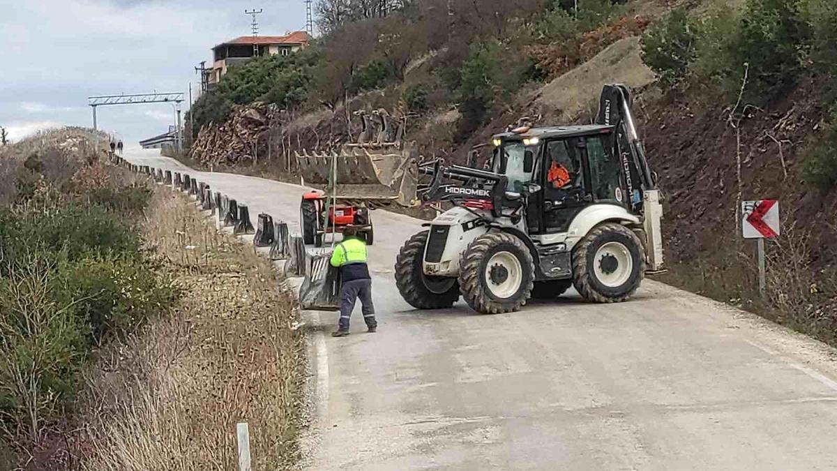 Vali vatandaşın "yola bariyer" talebine duyarsız kalmadı
