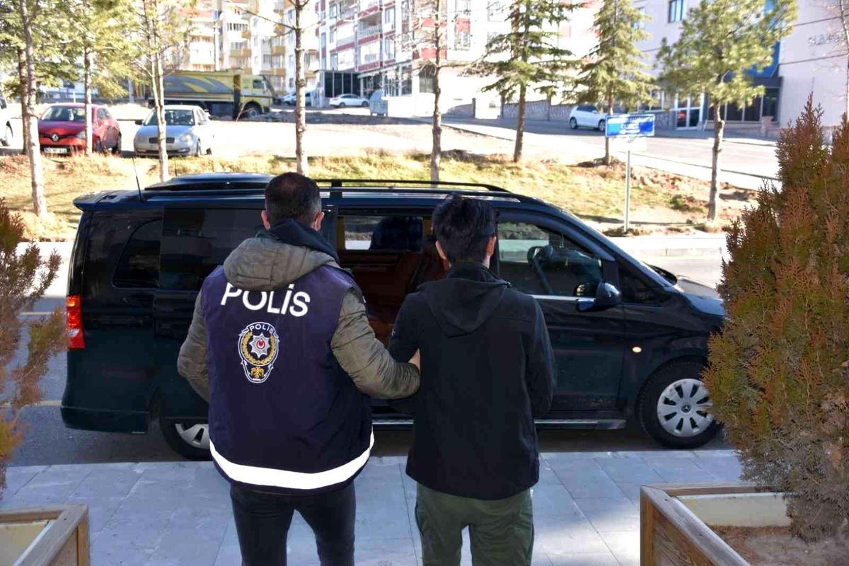 2 yabancı uyruklu şahıs sınır dışı edildi