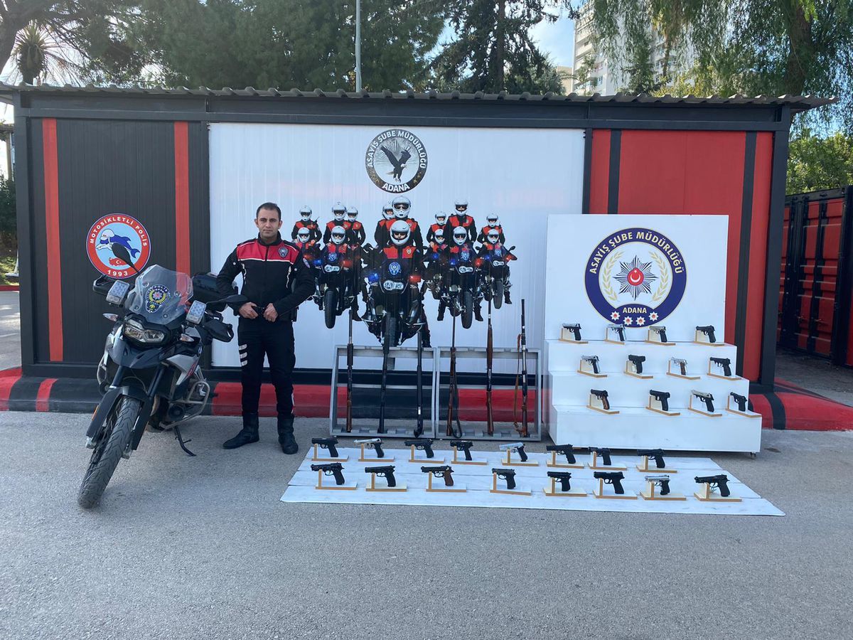 Adana\'da polis denetimlerinde ruhsatsız 80 silah ele geçirildi