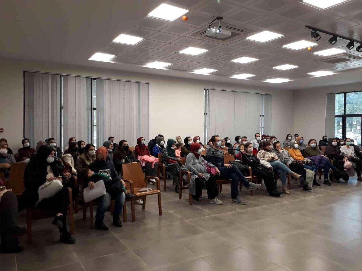 Aileler seminerde çocuklar atölyelerde
