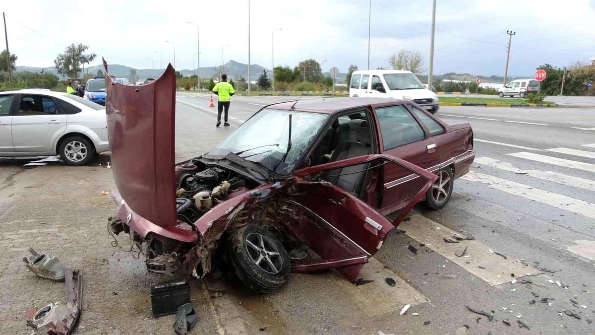 Antalya\'da otomobiller çarpıştı: 3 yaralı