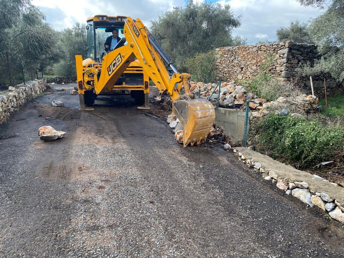 Bodrum Belediyesi ekipleri, yollarda yıkama ve temizlik çalışması gerçekleştirdi