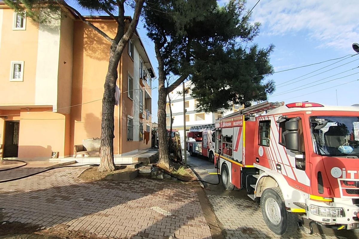 Darıca\'da apartman çatısı yangında hasar gördü