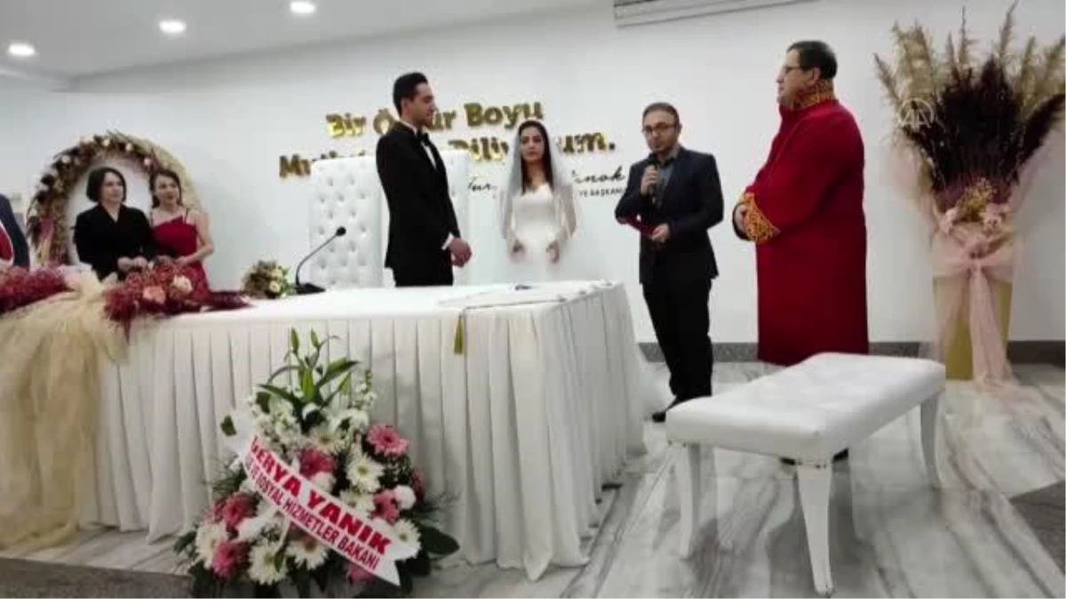 Devlet korumasında büyüyen Dışişleri personeli çift yurt arkadaşlarının şahitliğinde evlendi