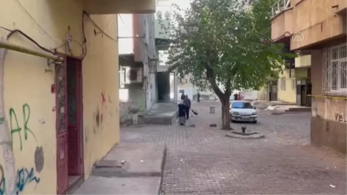 Son dakika haber! DİYARBAKIR - Bir kişi bıçakla çocuğunu öldürdü, eşini ve diğer çocuğunu yaraladı