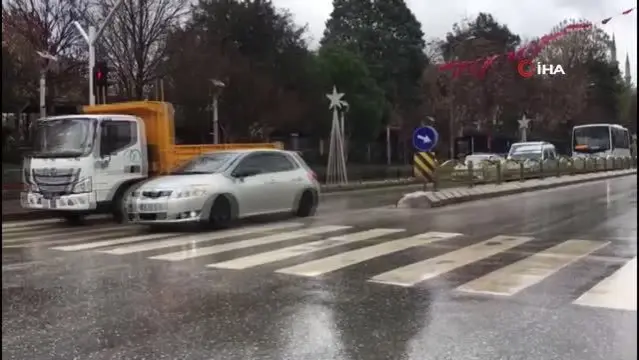 Edirne'de sağanak yağışa hazırlıksız yakalananlar sığınacak yer aradı