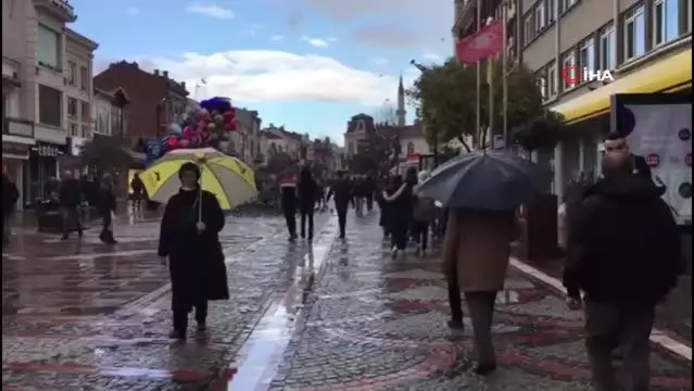 Edirne'de sağanak yağışa hazırlıksız yakalananlar sığınacak yer aradı