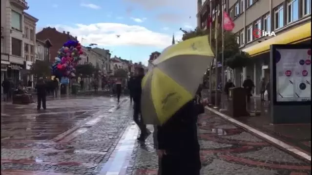 Edirne'de sağanak yağışa hazırlıksız yakalananlar sığınacak yer aradı