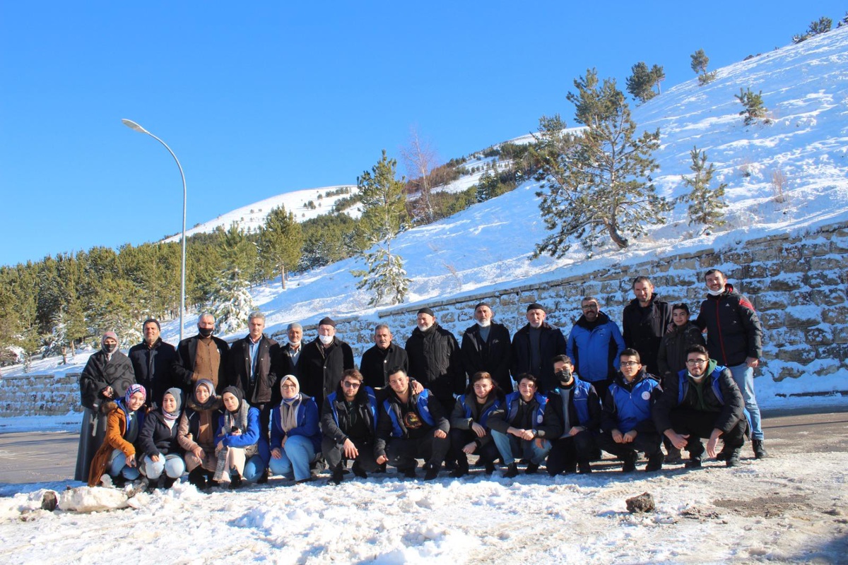 Erzurum\'da gençler ile yaşlılar şehitlik ve tarihi mekanlarda buluştu