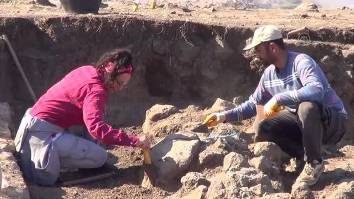 GAZİANTEP - Hamaç Höyük\'te Orta Çağ dönemine ait nekropole rastlandı