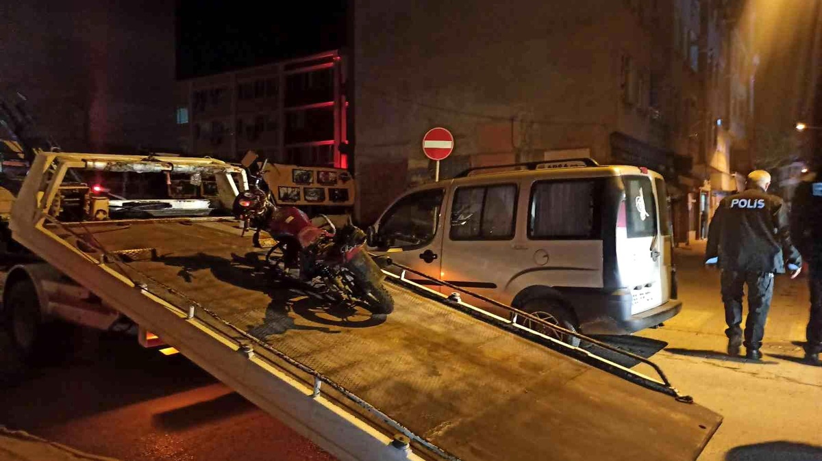 Hafif ticari araçla motosiklet çarpıştı: 1 yaralı