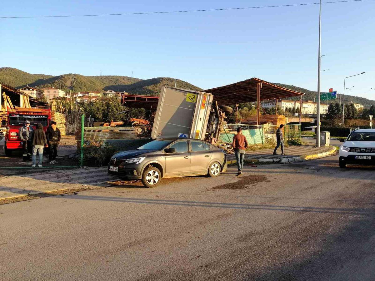 Son dakika haber... Hastaneye yetişmek isterken kazaya karıştı