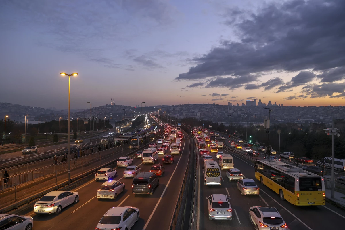 Haftanın ilk iş günü trafik yoğunluğu yaşanıyor (2)