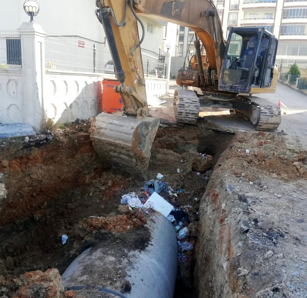 Kanalizasyon kazısında toprak kaydı: 1 işçi yaralandı