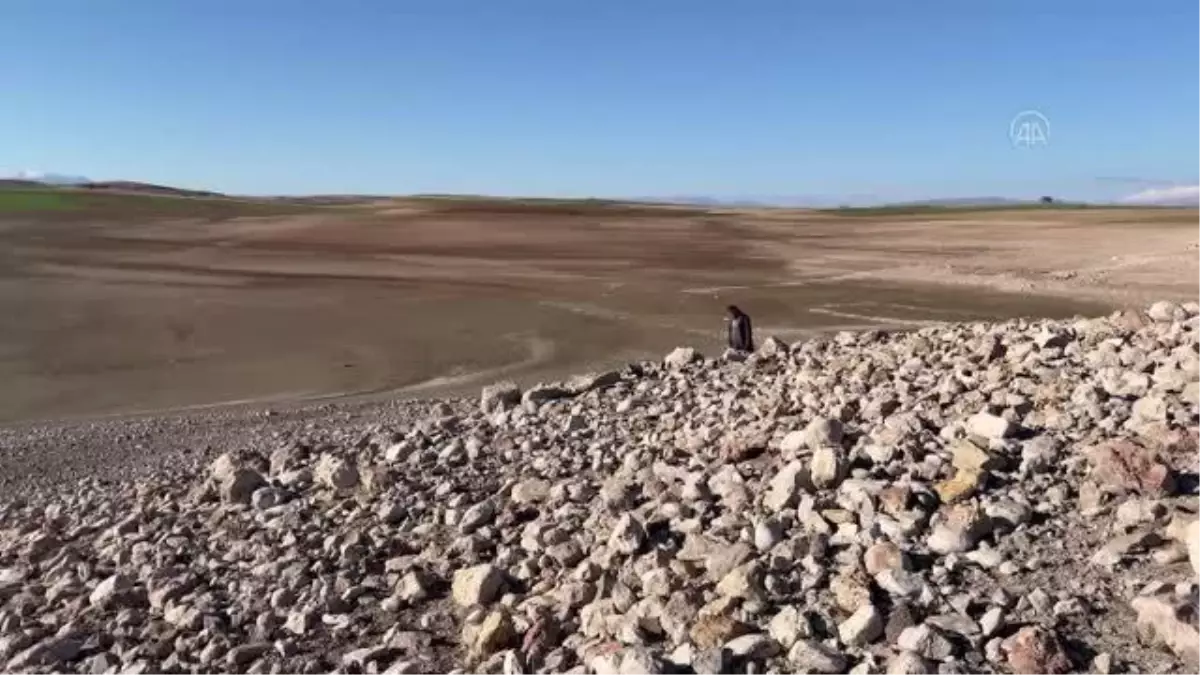 Keban Baraj Gölü\'nde suyun çekilmesiyle tarihi höyükler gün yüzüne çıktı