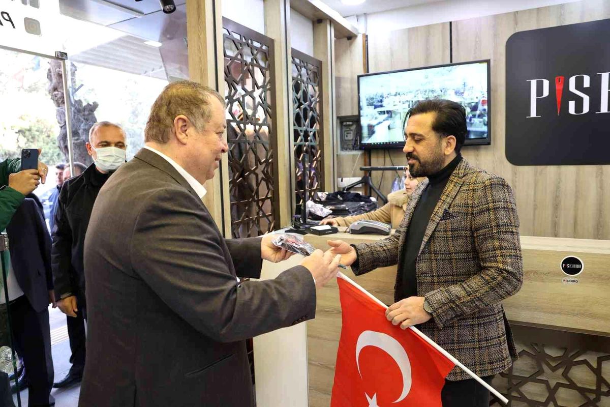 Kilis\'te Türk Bayrağı ile kalpak dağıtıldı