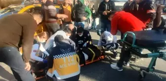 Kırmızı ışık ihlali yapan taksi ile ters yöne giren motosiklet çarpıştı: 1 yaralı