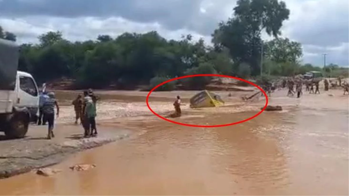Köprüden geçmeye çalışan yolcu otobüsü nehre sürüklendi! Kazada 31 kişi yaşamını yitirdi