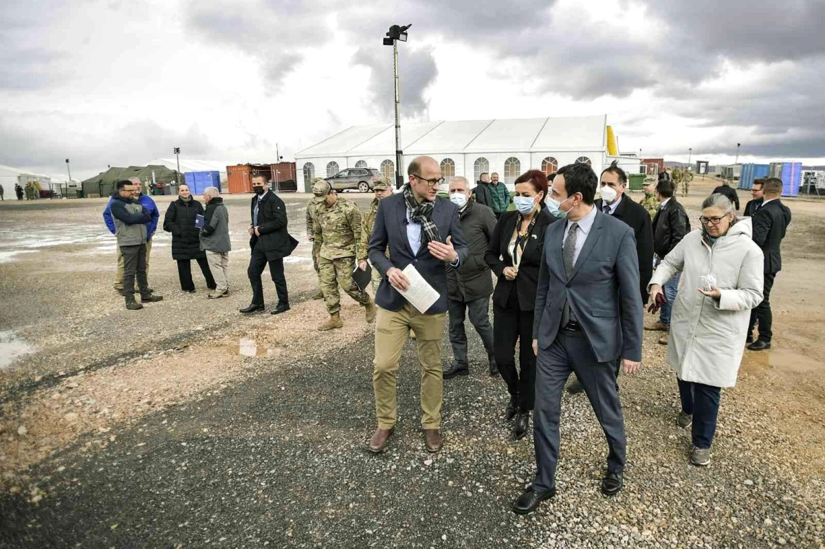 Kosova Başbakanı Kurti\'den Afgan mültecilerin kaldığı askeri üsse ziyaret