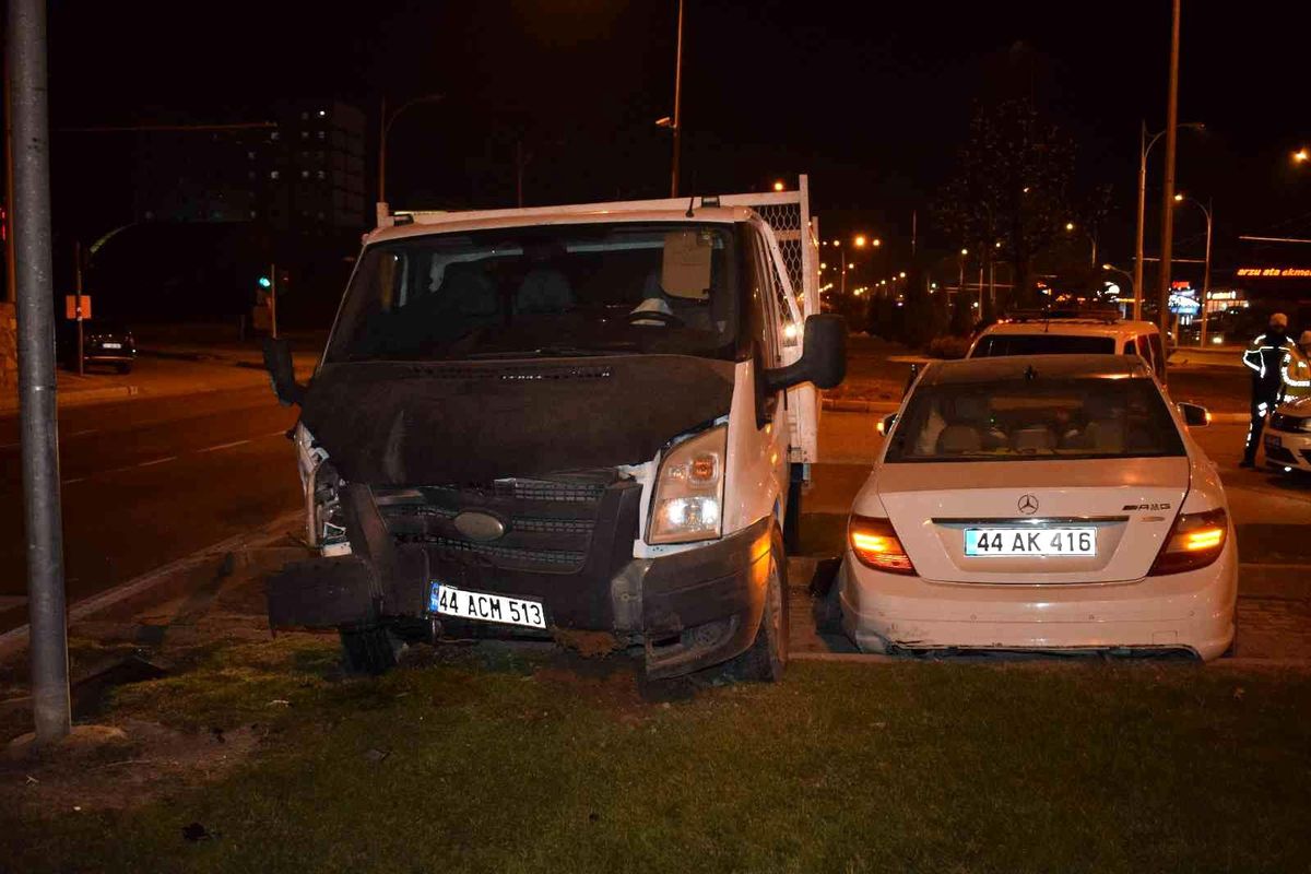 Malatya'da çarpışan 2 araç refüje çıktı: 2 yaralı