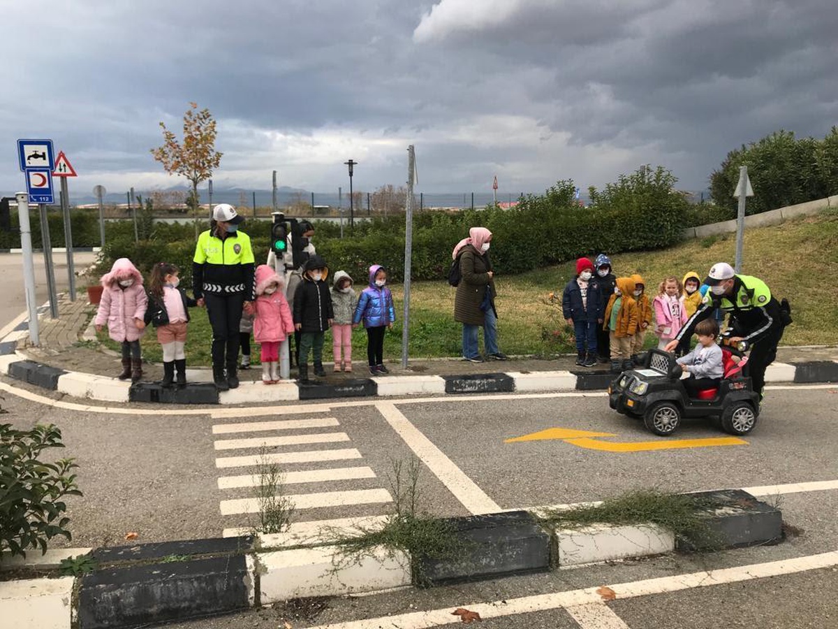 Manisa Büyükşehir\'in minikleri trafik eğitimini yerinde aldı