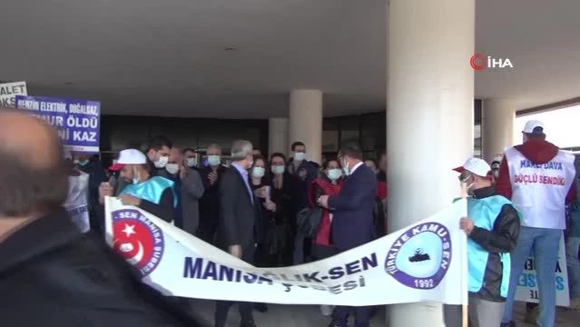 Manisa'da Türk Sağlık Sen üyesi sağlıkçılar bir günlük iş bırakma eylemi yaptı