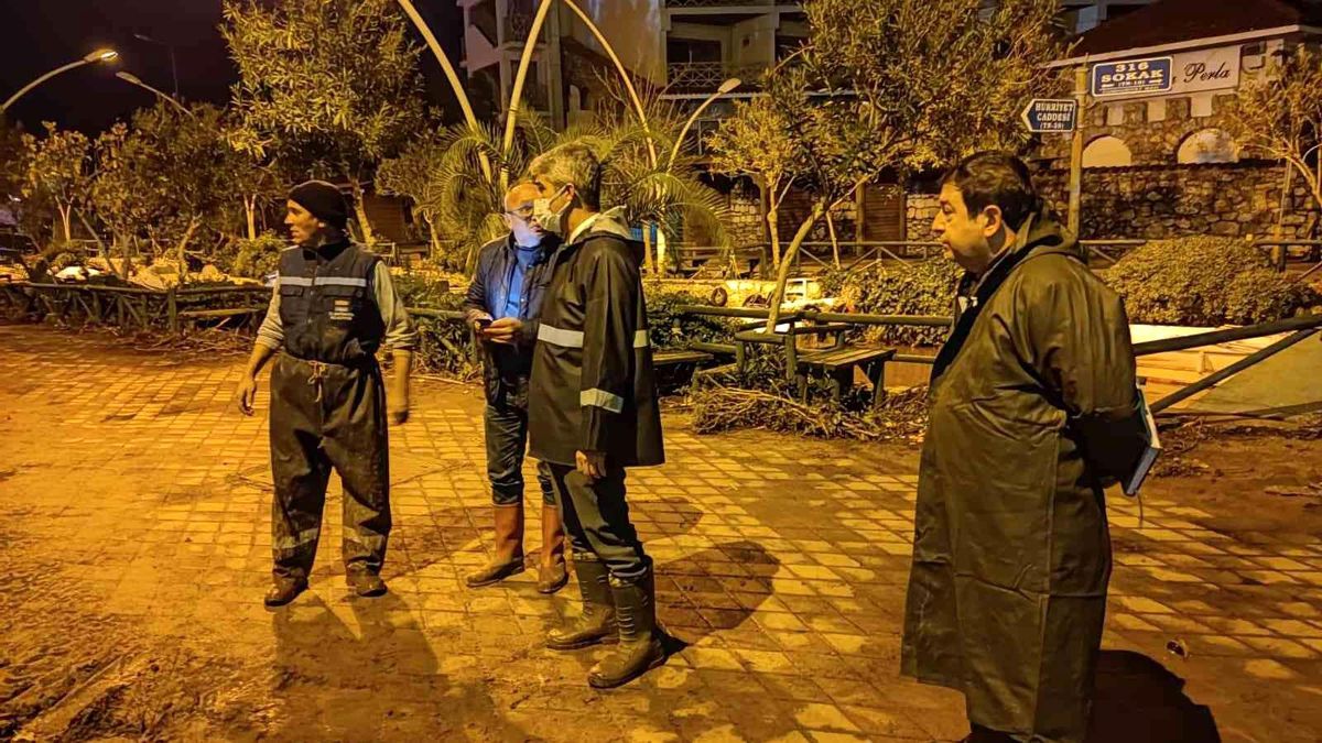 Marmaris Belediye Başkanı Oktay\'dan gece mesaisi